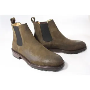 Camplin Cadogan boots gekleed