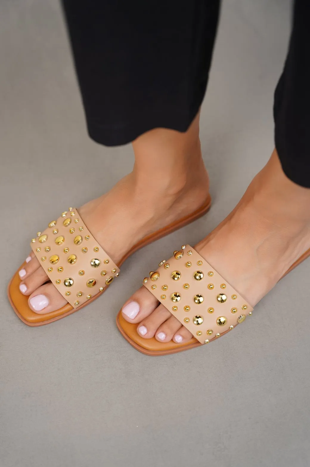 STUDDED SLIDES